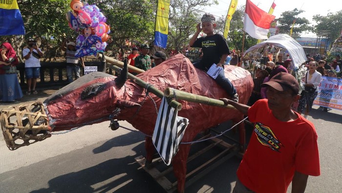 Gunungan Tahu Takwa Jadi Rebutan Warga di Ritual Bersih Desa Kediri Warga berebut gunungan tahu takwa saat bersih desa di sentra perajin tahu takwa Desa Toyoresmi, Kabupaten Kediri, Jawa Timur, Jumat (18/7/2025). Bersih desa pada bulan Suro penanggalan Jawa tersebut menyiapkan gunungan berisi 4.500 buah tahu takwa dan sejumlah gunungan hasil bumi sebagai wujud rasa syukur kepada Tuhan Yang Maha Esa sekaligus mempromosikan Desa Toyoresmi sebagai sentra perajin tahu takwa khas Kediri. ANTARA FOTO/Prasetia Fauzani/rwa.