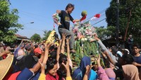 Tradisi ini sebagai wujud rasa syukur kepada Tuhan Yang Maha Esa sekaligus mempromosikan Desa Toyoresmi sebagai sentra perajin tahu takwa khas Kediri. Foto: ANTARA FOTO/Prasetia Fauzani