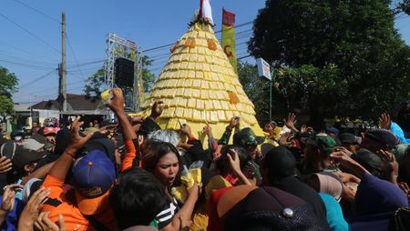 Gunungan Tahu Takwa Jadi Rebutan Warga di Ritual Bersih Desa Kediri