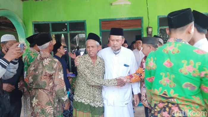 Guru madin AZ saat didatangi rombongan DPRD Demak, Jumat (18/7/2025).