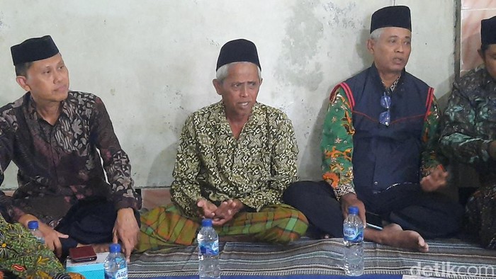 Guru madin berinisial AZ (tengah) saat didatangi rombongan DPRD Demak di kantor madin, Jumat (18/7/2025).