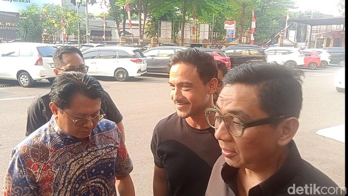 Hamish Daud datangi Polres Jakarta Selatan.