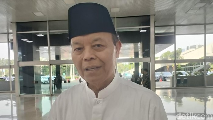 Wakil Ketua MPR RI, Hidayat Nur Wahid (HNW), dalam sesi doorstop bersama wartawan di Kompleks Parlemen, Senayan, Jakarta, Jumat (18/7/2025).