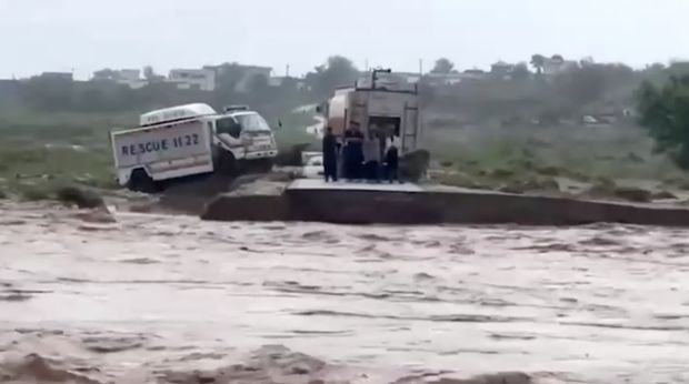 Hujan deras yang mengguyur Provinsi Punjab, Pakistan, menewaskan sedikitnya 63 orang dan melukai hampir 300 orang. (Reuters TV)