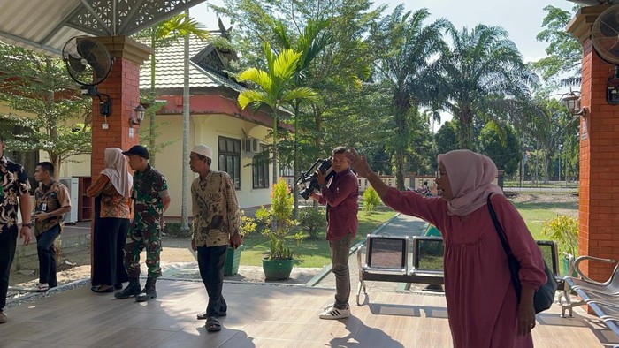 Ibu dan ayah Ragil, teriak histeris di PN Sengeti, Muaro Jambi, karena tak terima tuntutan jaksa terhadap penganiaya anaknya hingga tewas