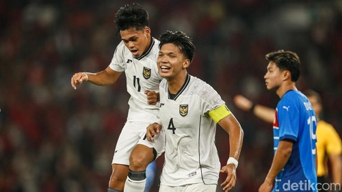 Timnas Indonesia U-23 menutup babak pertama dengan keunggulan 1-0 atas Filipina di Piala AFF U-23 2025. Garuda Muda memimpin berkat gol bunuh diri. Laga Indonesia vs Filipina di lanjutan pertandingan Grup A Piala AFF U-23 2025 digelar di Stadion Utama Gelora Bung Karno, Jakarta, Jumat (18/7/2025) malam WIB.