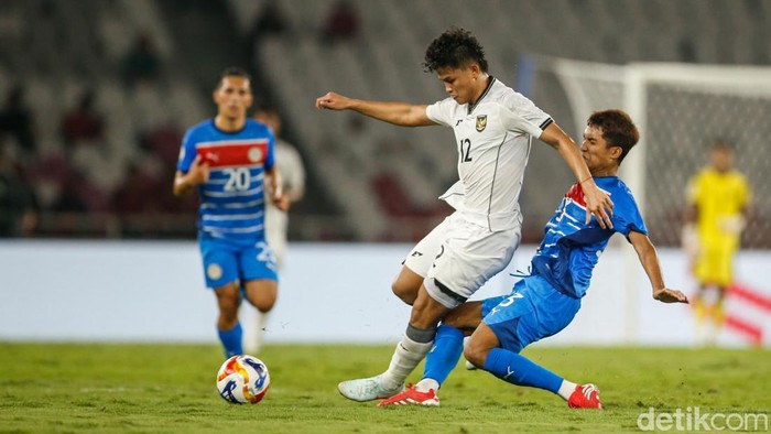 Timnas Indonesia U-23 menutup babak pertama dengan keunggulan 1-0 atas Filipina di Piala AFF U-23 2025. Garuda Muda memimpin berkat gol bunuh diri. Laga Indonesia vs Filipina di lanjutan pertandingan Grup A Piala AFF U-23 2025 digelar di Stadion Utama Gelora Bung Karno, Jakarta, Jumat (18/7/2025) malam WIB.