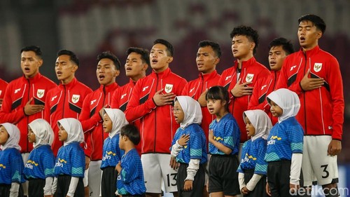Timnas Indonesia U-23 menutup babak pertama dengan keunggulan 1-0 atas Filipina di Piala AFF U-23 2025. Garuda Muda memimpin berkat gol bunuh diri. Laga Indonesia vs Filipina di lanjutan pertandingan Grup A Piala AFF U-23 2025 digelar di Stadion Utama Gelora Bung Karno, Jakarta, Jumat (18/7/2025) malam WIB.