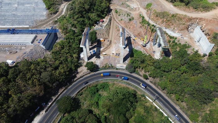 Foto udara ruas Tol Probowangi di Kecamatan Paiton, Kabupaten Probolinggo, Jawa Timur, Selasa (18/7/2025). Berdasarkan data PT Wijaya Karya Persero Tbk (WIKA) per Selasa (15/7), proyek Jalan Tol Probolinggo-Banyuwangi (Probowangi) Paket 3 yang ditargetkan rampung tahun ini tersebut telah mencapai progres 89,22 persen. ANTARA FOTO/Irfan Sumanjaya/rwa.