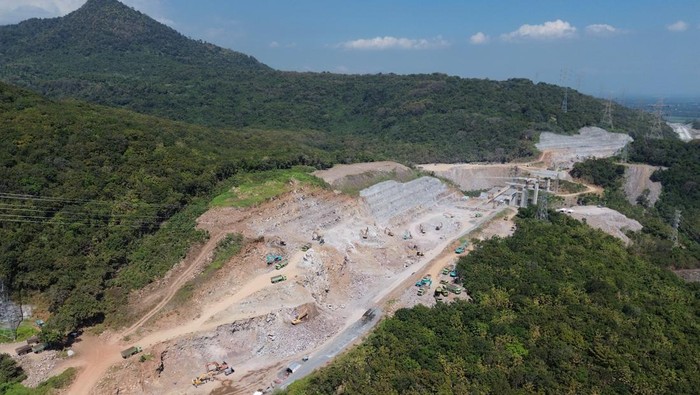 Foto udara ruas Tol Probowangi di Kecamatan Paiton, Kabupaten Probolinggo, Jawa Timur, Selasa (18/7/2025). Berdasarkan data PT Wijaya Karya Persero Tbk (WIKA) per Selasa (15/7), proyek Jalan Tol Probolinggo-Banyuwangi (Probowangi) Paket 3 yang ditargetkan rampung tahun ini tersebut telah mencapai progres 89,22 persen. ANTARA FOTO/Irfan Sumanjaya/rwa.