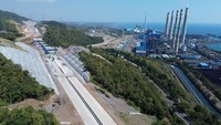 Foto udara ruas progres pembangunan Tol Probowangi di Kecamatan Paiton, Kabupaten Probolinggo, Jawa Timur, Selasa (18/7/2025). ANTARA FOTO /Irfan Sumanjaya