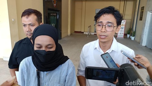 Istri Brigadir Nurhadi, Elma Agustina didampingi kuasa hukumnya mendatangi Polda NTB, Jumat (18/7/2025).