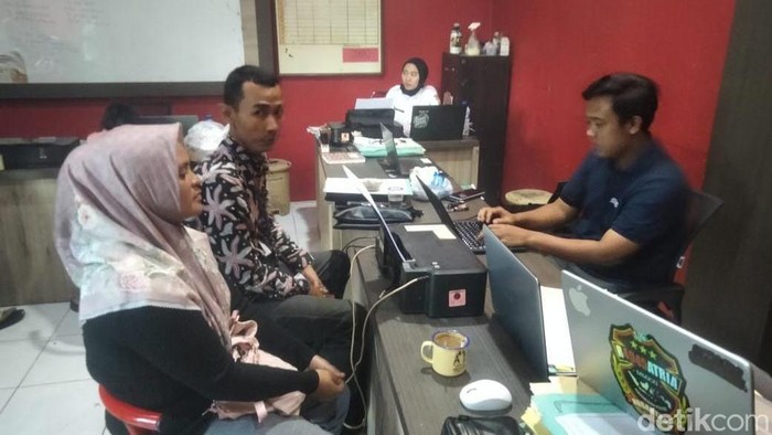 Istri di Probolinggo yang memolisikan suaminya yang seorang sekdes karena diam-diam menikah lagi secara siri.