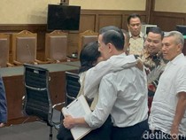 Video: Momen Tom Lembong Peluk Istri Usai Divonis 4,5 Tahun Bui