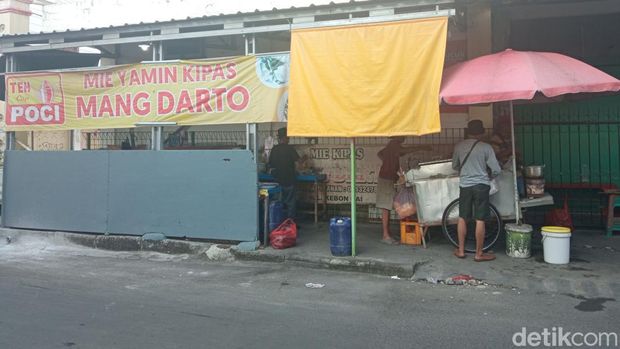 Suasana Jalan Pekalangan, Kota Cirebon yang dipenuhi penjual mi yamin.