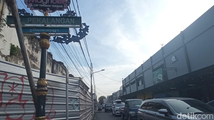 Suasana Jalan Pekalangan, Kota Cirebon yang dipenuhi penjual mi yamin.