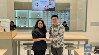 Justin Li, President of Honor South Pacific menyerahkan unit Honor 400 kepada pembeli pertama di pembukaan Honor Experience Store