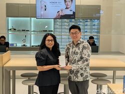 Aksi Barongsai Tandai Pembukaan Toko Pertama Honor di Indonesia