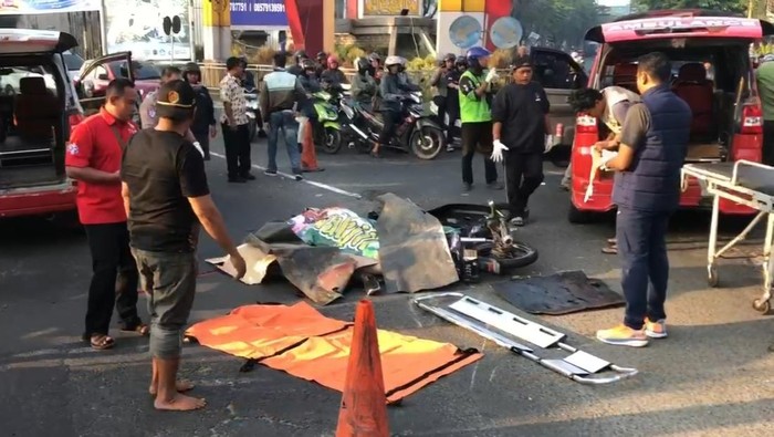Kakek dan cucunya tewas terlindas truk di Mojokerto