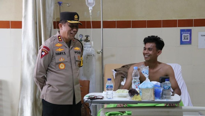 Kapolda Kalimantan Utara (Kaltara) Irjen Pol Hary Sudwijanto saat mengunjungi salah seorang korban tersambar api. Foto: Humas Polda Kaltara