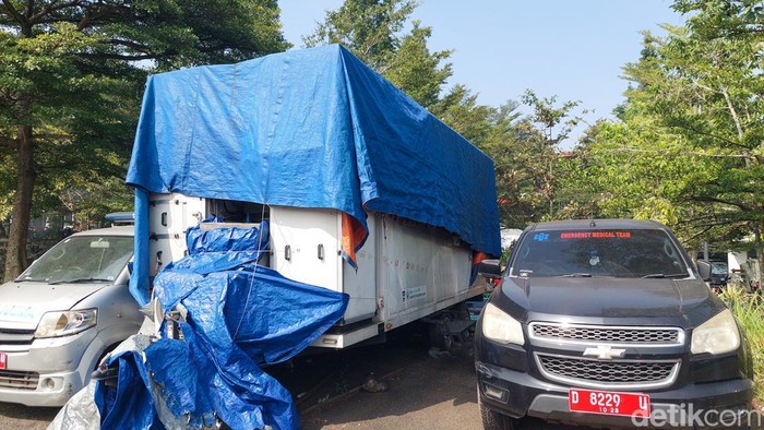 Karavan yang dibeli Kadinkes KBB teronggok ditutup terpal biru di parkiran Pemda KBB