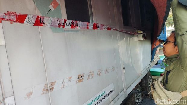 Karavan yang dibeli Kadinkes KBB teronggok ditutup terpal biru di parkiran Pemda KBB