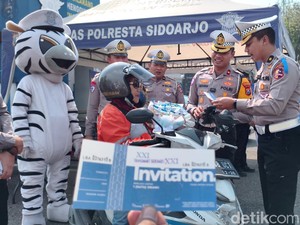 Operasi Patuh Semeru 2025, Polisi Sidoarjo Bagi Voucher Nonton