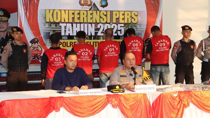Kelima tersangka pengeroyokan di hadirkan saat jumpa pers di Mapolres Beltim.