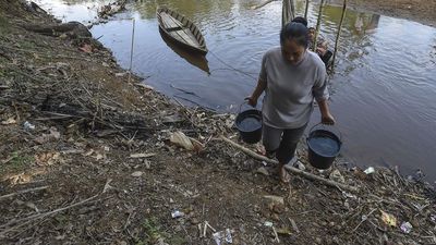 Kemarau Keringkan Sumur, Warga Muaro Jambi Andalkan Sungai untuk MCK