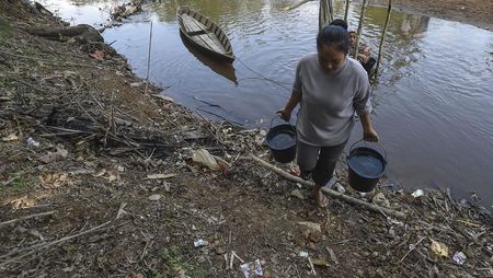 Kemarau Keringkan Sumur, Warga Muaro Jambi Andalkan Sungai untuk MCK