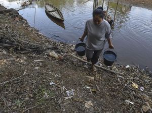 Kemarau Keringkan Sumur, Warga Muaro Jambi Andalkan Sungai untuk MCK