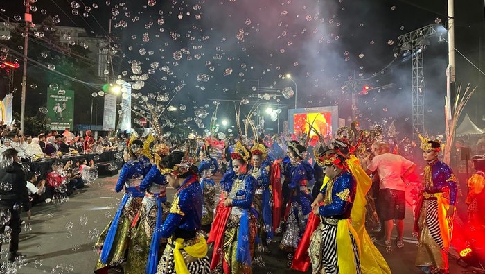 Kemeriahan Apeksi Nite Carnival bertema legenda Ande Ande Lumut.