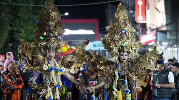Kemeriahan Apeksi Nite Carnival bertema legenda Ande Ande Lumut.