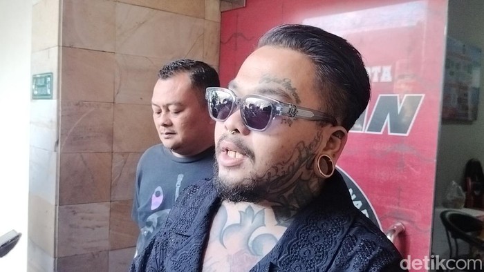 King Abdi saat memenuhi panggilan tentang video promosi toko miras di Polresta Malang Kota.