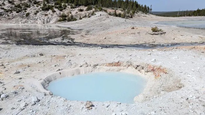 Kolam mata air biru di Taman Nasional Yellowstone