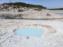 Kolam Air Biru Muncul Dadakan di Taman Nasional Yellowstone!