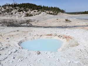 Kolam Air Biru Muncul Dadakan di Taman Nasional Yellowstone!