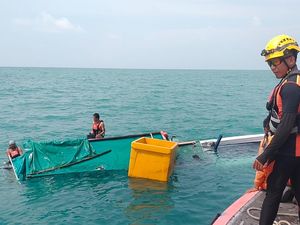 Kapal di Pangkalpinang Karam Usai Tabrak Karang, Tiga Nelayan Selamat