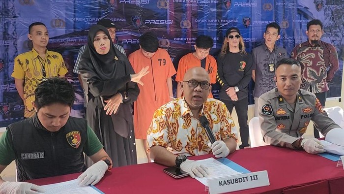 Konfrensi pers kasus pencurian uang Rp 348 juta di rekening bank.
