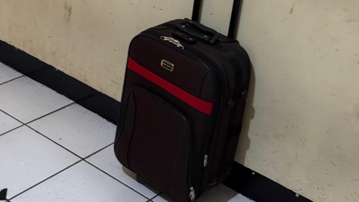 Koper berisikan senjata api hingga granat ditemukan di sebuah kos di kawasan Pasar Minggu, Jaksel. (dok.istimewa)