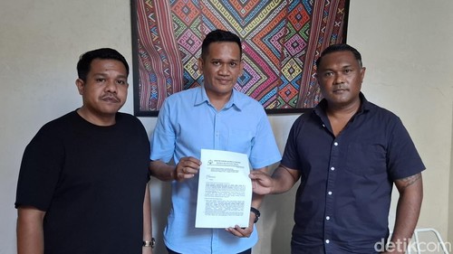 Kuasa hukum keluarga Axi Rambu Kareri Toga, Tommy Michael Jacob, Banri Jacob dan Christ Yohanis, 
ditemui detikBali, di Kelurahan Oesapa, Kecamatan Kelapa Lima, Kota Kupang, Jumat (18/7/2025). (Yufengki Bria/detikBali).