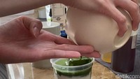 Matchanya juga tak kalah spesial. Racikannya terdiri dari matcha ceremonial grade dari Uji, Kyoto, susu, dan tambahan sirup rahasia. Tekstrunya creamy dengan rasaumami, sedikit pahit, disusul sentuhan manis.  Foto: detikcom / Atiqa Rana