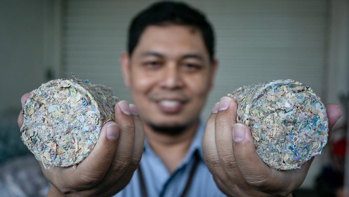 Petugas Bank Indonesia membungkus briket Limbah Racik Uang Kertas (LRUK) untuk dikirim ke PLTSa di Kantor Perwakilan Bank Indonesia (KPw BI), Solo, Jawa Tengah, Kamis (17/7/2025). KPw BI Solo bekerja sama dengan Pemerintah Kota (Pemkot) Solo dalam pemanfaatan limbah uang kertas untuk digunakan sebagai bahan bakar campuran atau cofiring pada Pembangkit Listrik Tenaga Sampah (PLTSa) Putri Cempo dalam upaya mendukung program konversi sampah menjadi energi. ANTARA FOTO/Mohammad Ayudha/rwa.