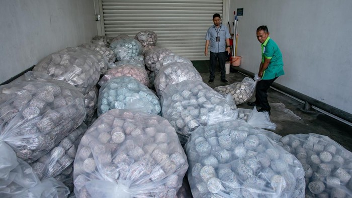 Petugas Bank Indonesia membungkus briket Limbah Racik Uang Kertas (LRUK) untuk dikirim ke PLTSa di Kantor Perwakilan Bank Indonesia (KPw BI), Solo, Jawa Tengah, Kamis (17/7/2025). KPw BI Solo bekerja sama dengan Pemerintah Kota (Pemkot) Solo dalam pemanfaatan limbah uang kertas untuk digunakan sebagai bahan bakar campuran atau cofiring pada Pembangkit Listrik Tenaga Sampah (PLTSa) Putri Cempo dalam upaya mendukung program konversi sampah menjadi energi. ANTARA FOTO/Mohammad Ayudha/rwa.