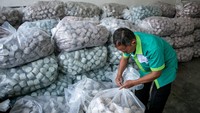 Petugas Bank Indonesia membungkus briket Limbah Racik Uang Kertas (LRUK) untuk dikirim ke PLTSa di Kantor Perwakilan Bank Indonesia (KPw BI), Solo, Jawa Tengah, Kamis (17/7/2025). ANTARA FOTO /MOHAMMAD AYUDHA