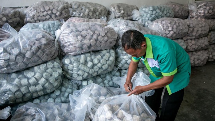 Petugas Bank Indonesia membungkus briket Limbah Racik Uang Kertas (LRUK) untuk dikirim ke PLTSa di Kantor Perwakilan Bank Indonesia (KPw BI), Solo, Jawa Tengah, Kamis (17/7/2025). KPw BI Solo bekerja sama dengan Pemerintah Kota (Pemkot) Solo dalam pemanfaatan limbah uang kertas untuk digunakan sebagai bahan bakar campuran atau cofiring pada Pembangkit Listrik Tenaga Sampah (PLTSa) Putri Cempo dalam upaya mendukung program konversi sampah menjadi energi. ANTARA FOTO/Mohammad Ayudha/rwa.