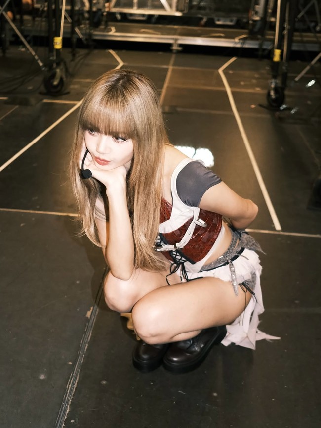 Dalam semua penampilan, Lisa tampil dengan rambut panjang lurus dan poni tebal yang menjadi ciri khasnya. Makeup dengan fokus di mata dan bibir merah nude membuat seluruh penampilannya tetap manis meski outfit-nya super bold. Foto: Instagram/@lalalalisa_m