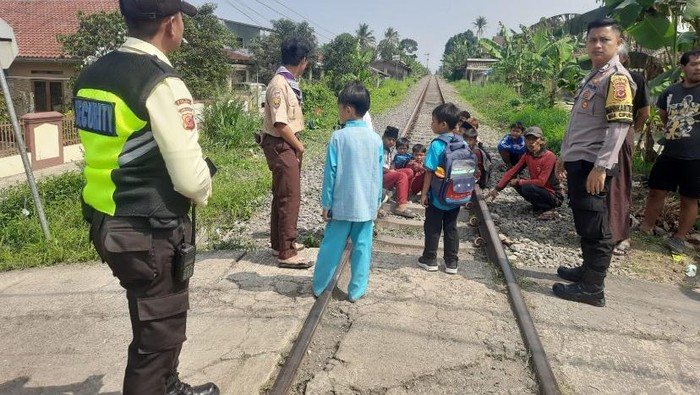 Lokasi kecelakaan dua siswi tertemper kereta di lintasan rel kereta di Kampung Gandasoli, Desa Cipurut, Kecamatan Cireunghas, Kabupaten Sukabumi,