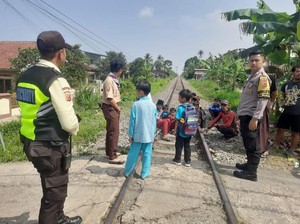 Petaka di Rel Kereta Tanpa Palang Pintu di Sukabumi