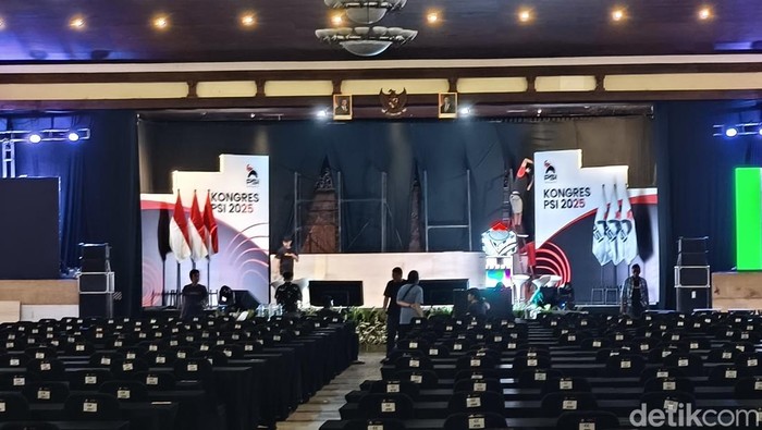 Suasana Gedung Graha Saba Buana, di Kelurahan Sumber, Kecamatan Banjarsari, Kota Solo jelang Kongres PSI, Jumat (18/7/2025).